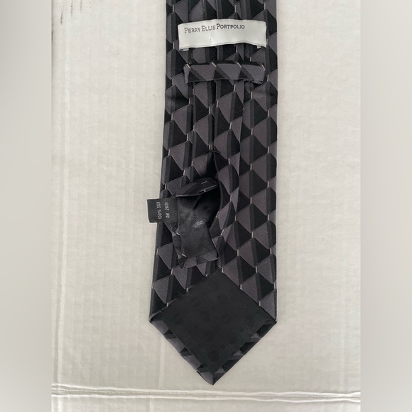 Perry Ellis Portfolio Bundle Elegant Silk Black and Gray Pattern Ties - Picture 8 of 9